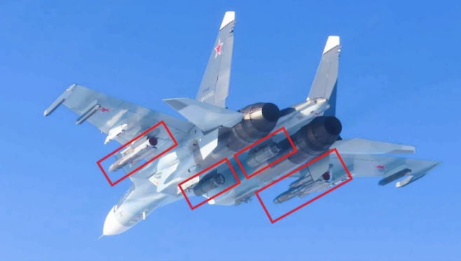 러시아 해군 항공대의 수호이(Su)-30SM2 전투기가 Kh-31 계열 공대지 미사일과 RBK-500 계열 집속탄을 동시에 장착한 모습. 대함·대레이더 미사일과 면적 타격용 집속탄을 결합한 이례적인 공격형 무장 구성이 확인된다. 스페인 국방부 제공