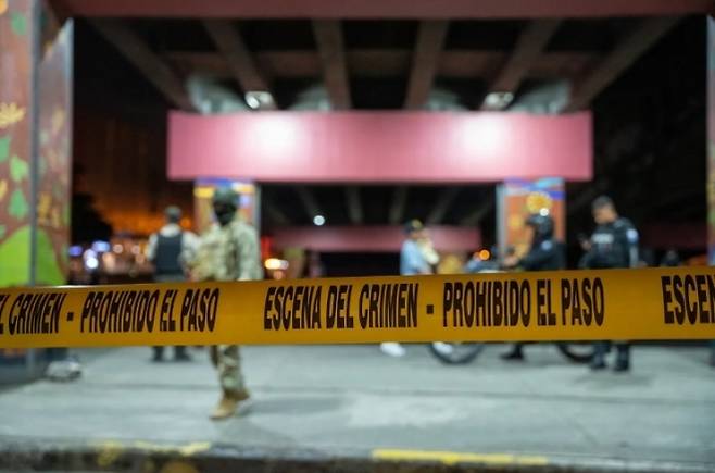 에콰도르의 한 사건 현장에 폴리스라인이 설치돼 있다. 출처=에페