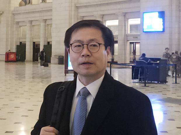 여한구 통상교섭본부장이 3일(현지 시간) 미국 워싱턴DC의 유니온역에서 기자들과 만나 질문에 답하고 있다. 연합뉴스