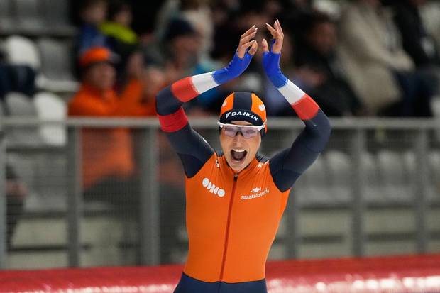 지난달 24일(현지 시간) 독일 인첼에서 열린 월드컵 스피드스케이팅 경기에서 여자 1000m 레이스를 마치며 환호하는 유타 레이르담. AP연합뉴스