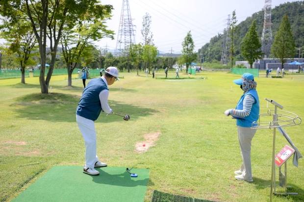 순천시민들이 파크골프를 즐기고 있다. 사진 제공=순천시