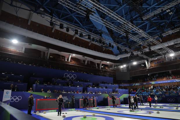 4일(현지 시간) 2026 밀라노·코르티나 동계올림픽 컬링 믹스더블 라운드로빈 경기가 열린 이탈리아 코르티나담페초 컬링 올림픽 스타디움에서 일부 조명과 스코어보드, 전광판이 정전돼 경기가 중단되고 있다. 연합뉴스