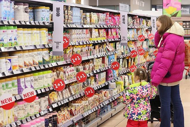 서울의 한 대형마트 분유판매대 &copy;연합뉴스