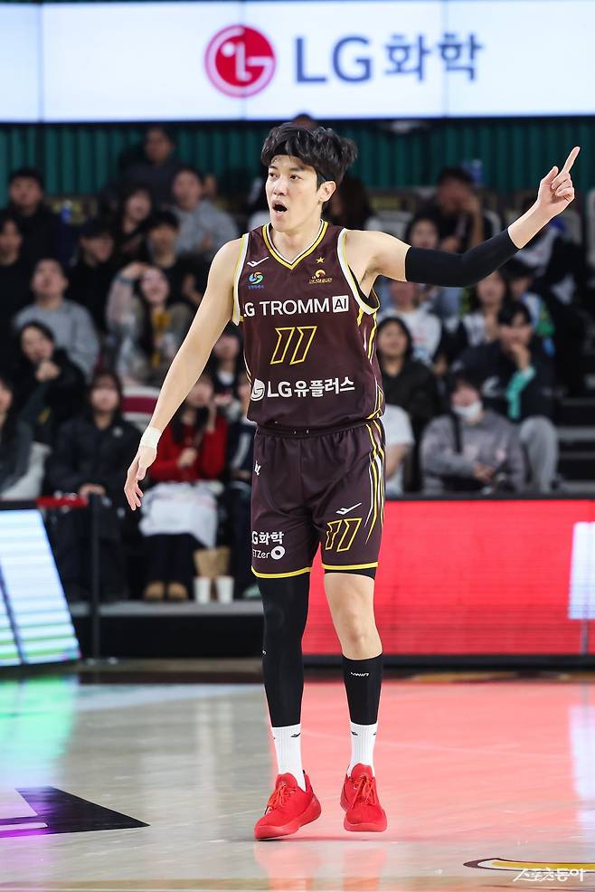 LG는 베테랑 포워드 허일영과 장민국의 분전을 통해 칼 타마요와 양홍석이 부상으로 이탈한 여파를 최소화하며 리그 선두를 지키고 있다. 3일 KT전 도중 수비하는 허일영. 사진제공｜KBL