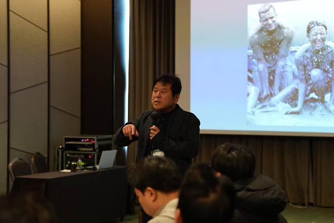 2025년 충남문화관광재단의 미식 관련 사업 성과에 대해 설명하고 있는 이기진 대표.      사진제공 ｜ 충남문화관광재단