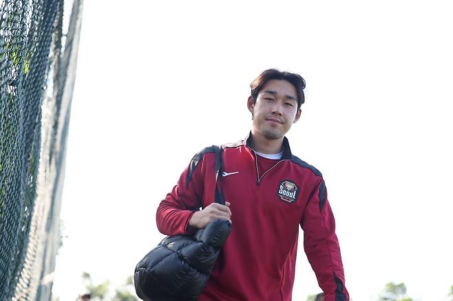 김기동 감독의 부름을 받고 서울에서 새 시즌을 준비하는 송민규가 팀 동계훈련을 하기 위해 중국 하이난 미션힐즈 풋볼트레이닝센터로 입장하고 있다. 사진제공|한국프로축구연맹