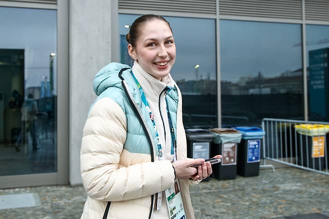 밀라노-코르티나 동계올림픽 개막을 앞두고 이탈리아 밀라노 올림픽 선수촌에서 러시아 출신 중립 선수(AIN) 스피드스케이팅 선수 아나스타시야 세메노바가 훈련 준비를 하고 있다. TASS