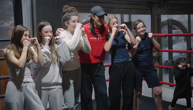 이마네 칼리프가 프랑스 파리 한 복싱장에서 여성 복서들과 기념 사진을 찍고 있다. CNN