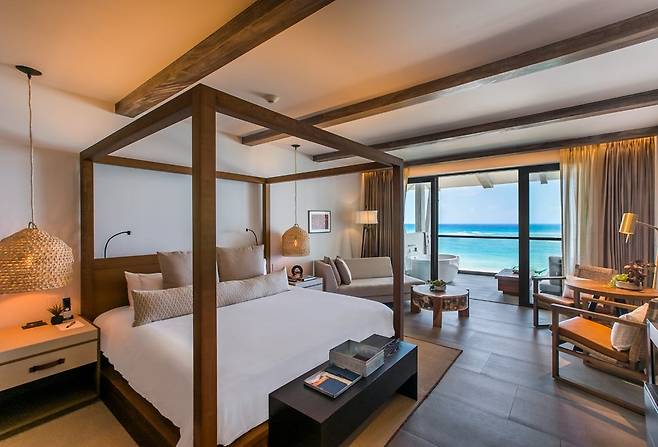 팜투어를 통해 우니코 리조트 예약 시 업그레이드 혜택으로 제공되는 알코바 오션프론트 객실. 사진제공|팜투어