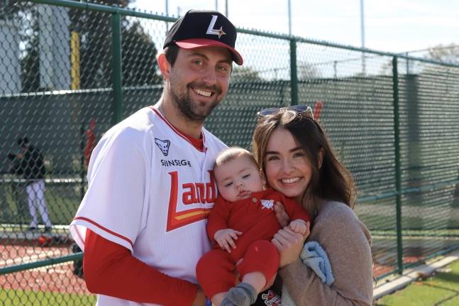 앤서니 베니지아노(왼쪽)가 미국 플로리다 전지훈련장을 방문한 아내 마고(오른쪽), 아들 앤서니 주니어와 카메라 앞에서 미소를 짓고 있다. /사진=SSG 랜더스 제공