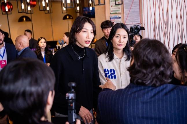 김연경(왼쪽)과 표승주가 최근 몽골배구협회의 초청을 받아 몽골에서 열린 만찬에 참석했다. /사진=몽골배구협회 공식 SNS 갈무리