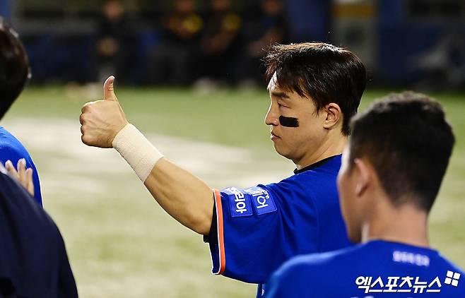 KBO리그 최다안타 주인공 손아섭이 현역 생활을 연장한다. 손아섭의 원소속팀인 한화 이글스는 손아섭과 1년 계약을 체결했다고 5일 발표했다. 손아섭의 거취를 두고 다양한 관측이 오갔다. 한화와 사인 앤드 트레이드 형식을 취해 다른 팀으로 이적할 것이라는 관측도 나왔으나 결론은 한화와 단년 더 뛰는 것이다. 손아섭은 한화 1군이 훈련 중인 호주 멜버른이 아닌 퓨처스팀이 땀 흘리고 있는 일본 고치로 향한다. 엑스포츠뉴스DB