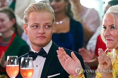 노르웨이 왕세자빈(오른쪽)과 그의 아들 회이뷔 [Lise Aserud/NTB Scanpix via AP. 연합뉴스 자료사진. 재판매 및 DB 금지]