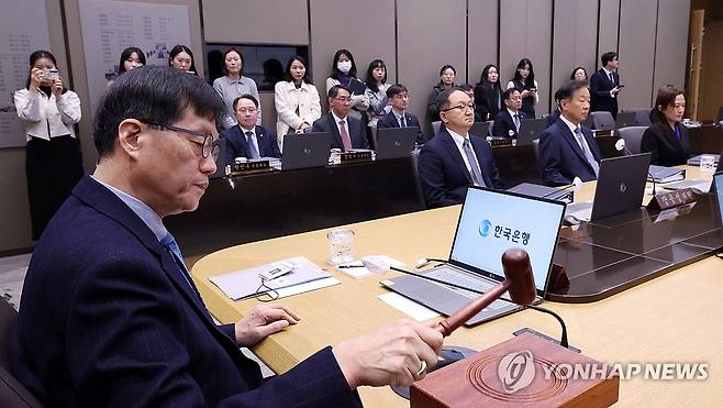 의사봉 두드리는 이창용 한국은행 총재 (서울=연합뉴스) 이진욱 기자 = 이창용 한국은행 총재가 15일 서울 중구 한국은행에서 열린 금융통화위원회 통화정책방향 회의에서 의사봉을 두드리고 있다. 2026.1.15 [공동취재] cityboy@yna.co.kr