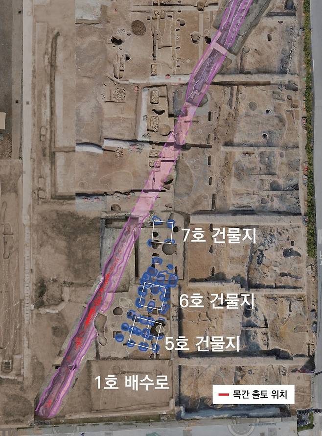목간이 출토된 1호 배수로와 주변 건물터  [국립부여문화유산연구소 제공. 재판매 및 DB 금지]