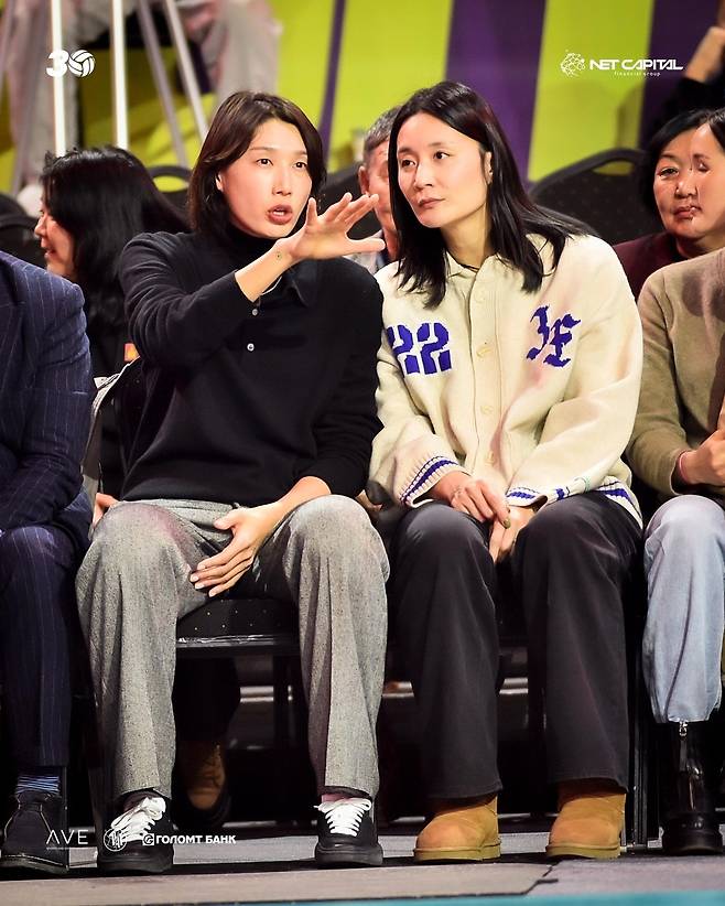 몽골 리그 챔프전 관전하는 김연경(왼쪽)과 표승주 [몽골배구협회 SNS 캡처. 재판매.DB 금지]