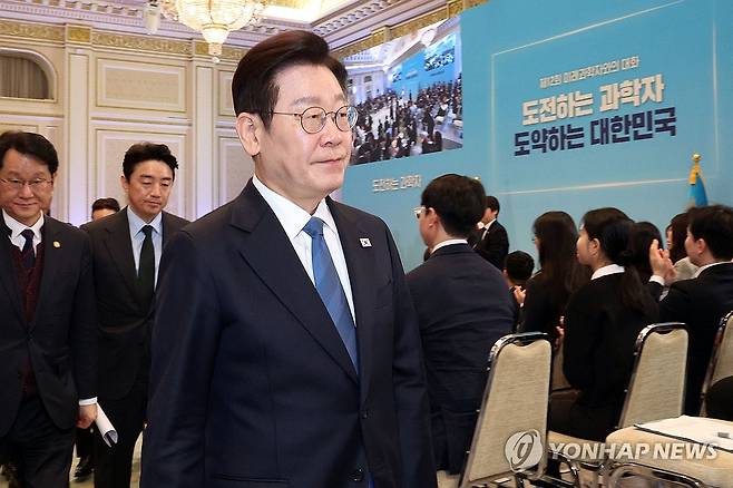 행사장 이석하는 이재명 대통령 (서울=연합뉴스) 김도훈 기자 = 이재명 대통령이 5일 청와대에서 열린 미래 과학자와의 대화 '도전하는 과학자, 도약하는 대한민국'를 마친 뒤 이석하고 있다. 2026.2.5 [청와대통신사진기자단] superdoo82@yna.co.kr