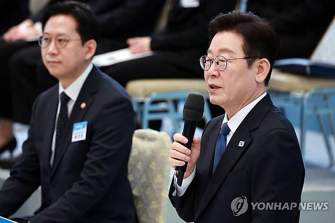 이재명 대통령, 미래 과학자와의 대화 발언 (서울=연합뉴스) 김도훈 기자 = 이재명 대통령이 5일 청와대에서 열린 미래 과학자와의 대화 '도전하는 과학자, 도약하는 대한민국'에서 발언하고 있다. 2026.2.5 [청와대통신사진기자단] superdoo82@yna.co.kr