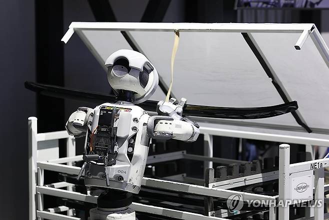 아틀라스 (라스베이거스=연합뉴스) 김성민 기자 = CES 개막 이틀째인 지난달 7일(현지시간) 미국 네바다주 라스베이거스 컨벤션센터(LVCC) 현대자동차 부스에서 로봇 아틀라스가 부품 이동을 시연하고 있다. 2026.1.8 ksm7976@yna.co.kr