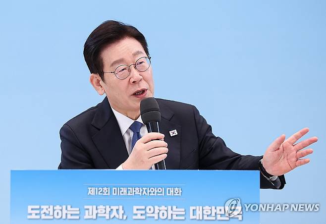 미래 과학자들과 대화하는 이재명 대통령 (서울=연합뉴스) 김도훈 기자 = 이재명 대통령이 5일 청와대에서 열린 미래 과학자와의 대화 '도전하는 과학자, 도약하는 대한민국'에서 발언하고 있다. 2026.2.5 [청와대통신사진기자단] superdoo82@yna.co.kr