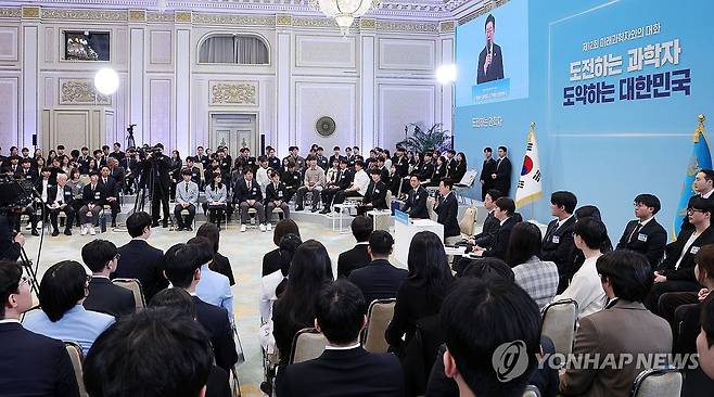 미래 과학자와의 대화 (서울=연합뉴스) 김도훈 기자 = 이재명 대통령이 5일 청와대에서 열린 미래 과학자와의 대화 '도전하는 과학자, 도약하는 대한민국'에서 발언하고 있다. 2026.2.5 [청와대통신사진기자단] superdoo82@yna.co.kr