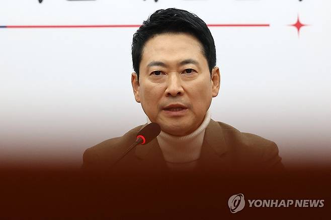 장동혁 대표 "재신임 투표 요구 있으면, 의원직도 걸고 하겠다" (서울=연합뉴스) 이동해 기자 = 국민의힘 장동혁 대표가 5일 국회에서 당내 사퇴론과 재신임 투표론 관련 입장 발표 기자간담회를 열고 "오늘(5일)부터 내일까지 자신에 대한 사퇴 혹은 재신임 투표 요구가 있다면 전 당원 투표를 하겠다"며 "재신임을 받지 못한다면 당대표직과 국회의원직을 내려놓겠다"고 밝히고 있다. 2026.2.5 eastsea@yna.co.kr