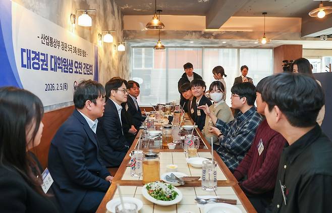 대경권 거점 대학 대학원생 간담회 주재하는 김정관 산업부 장관 (서울=연합뉴스) 김정관 산업통상부 장관이 5일 대구 북구 한 음식점에서 경북대, 계명대, 대구경북과학기술원 등 대학원생이 참석한 가운데 '대구·경북권 거점 대학 대학원생 간담회'를 주재하고 로봇·자동차 산업의 미래에 대한 학생들 의견을 듣고 있다. [산업통상자원부 제공. 재판매 및 DB 금지]