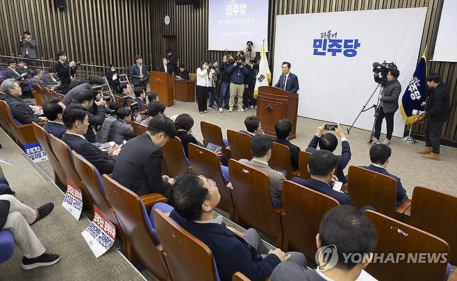 발언하는 정청래 대표 (서울=연합뉴스) 황광모 기자 = 더불어민주당 정청래 대표가 5일 국회에서 열린 정책 의원총회에서 발언하고 있다.
    이날 민주당 의총에서는 공소청법·중수청법에 대한 당내 의견 수렴을 종합할 계획이다. 2026.2.5 hkmpooh@yna.co.kr