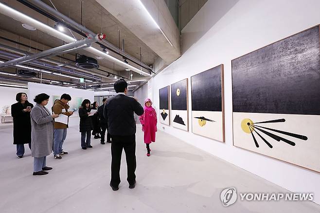 사비나미술관 개관 30주년 기념전 개최 (서울=연합뉴스) 진연수 기자 = 5일 서울 은평구 사비나미술관에서 개관 30주년 기념 프로그램 '1만일의 시간, 미술관이 묻고 사비나가 답하다' 일환으로 열린 기념전 '10,000일의 질문 - 예술가여 무엇이 두려운가'에서 참석자들이 전시를 둘러보고 있다. 2026.2.5 jin90@yna.co.kr