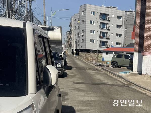 6일 오전 10시께 수원시 권선구 세류동 10전투비행단 근처에 차들이 줄지어 서 있다. 2026.2.6 /마주영기자 mango@kyeongin.com