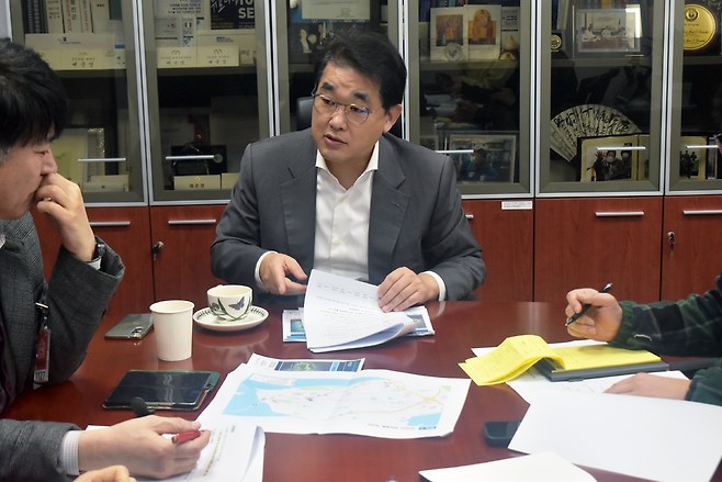 배준영 국회의원이 지난 5일 인천경제청 영종청라본부장, 영종청라기반과장과 영종국제도시 교통환경 개선 방안과 근린공원 조성 등 영종국제도시 발전 방안을 논의했다.