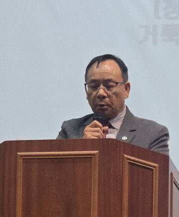 홍호수 거룩한방파제통합국민대회 사무총장 목사가 발표하고 있다.