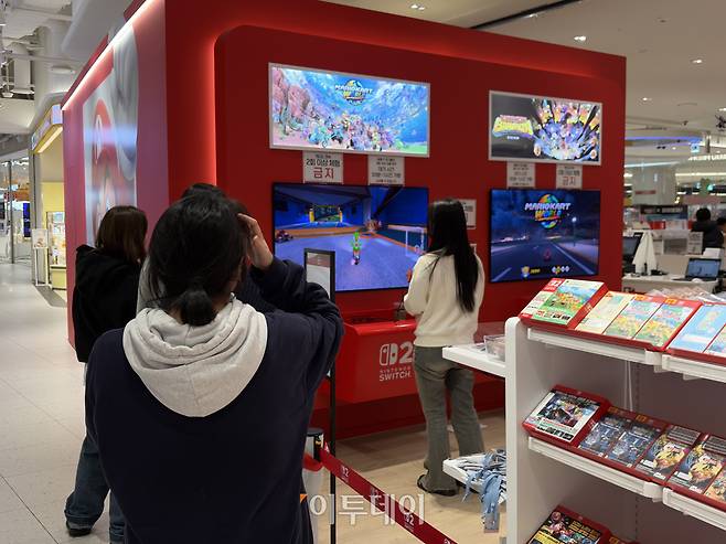 서울 용산 아이파크몰 닌텐도 스위치 몰에서 게임을 직접 체험하고 있는 고객들의 모습이다.(황민주 기자 minchu@)