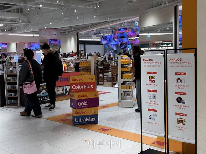 아날로그 기록 문화를 주제로 한 ‘ANALOG : 우리가 순간을 기록하는 법’ 팝업스토어의 모습이다.(황민주 기자 minchu@)