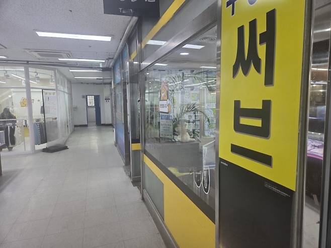 노원구 중계동 은행사거리 인근 부동산 밀집 상가. 다주택자 양도소득세 중과 유예 종료 시점이 다가오면서 노원구의 경우도 시세보다 5000만원가량 낮춘 다주택자 급매물이 속속 등장하고 있다. 사진=뉴스웨이 김성배 기자