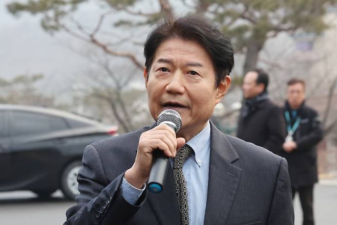 우희종 마사회 신임 회장이 5일 경기도 과천 마사회 본관 앞에서 경마공원 이전 반대 기자회견을 연 노조원들을 향해 발언하고 있다. [사진=연합뉴스]