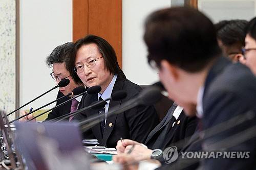 주병기 공정거래위원장 국무회의 답변(서울=연합뉴스) 김도훈 기자 = 주병기 공정거래위원장이 3일 청와대에서 열린 국무회의에서 이재명 대통령의 질문에 답변하고 있다. 2026.2.3 superdoo82@yna.co.kr