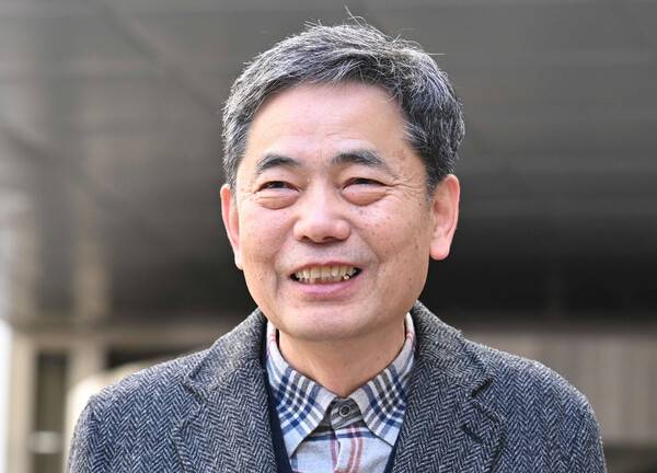 곽상도 전 의원이 6일 서울 서초구 서울중앙지방법원에서 열린 1심 선고를 마친 뒤 입장을 밝히며 밝게 웃고 있다. 이날 법원은 '대장동 50억 클럽' 관련 범죄 수익을 은닉한 혐의를 받는 곽 의원에 대한 공소를 기각했다. 2026.2.6 [공동취재] 연합뉴스
