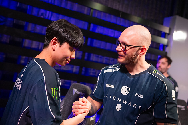 팀 리퀴드 '모건' 박루한이 '스폰' 제이크 티베리 감독과 경기 후 이야기하고 있다.(사진=라이엇 게임즈)