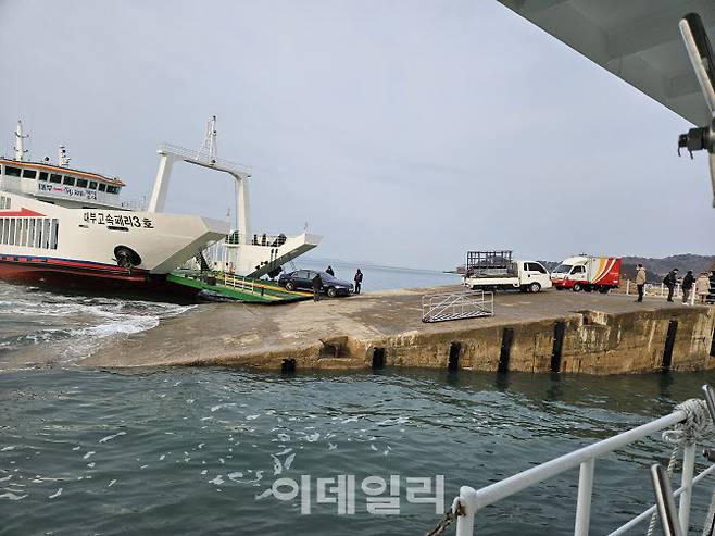 자월도에 접안한 여객선 모습. 여객선은 자월도와 육지를 잇는 사실상 유일한 운송 수단이며 필수물자를 공급하는 생명줄과도 같다. =안치영 기자)