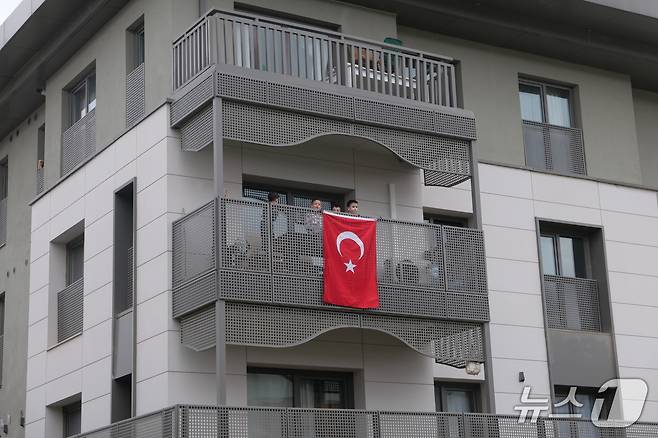 5일(현지시간) 튀르키예 중남부 도시 카흐라만마라쉬의 하제르바이잔 집단주택 단지에 거주 중인 아이들이 취재진을 지켜보고 있다. 2026.02.06/뉴스1