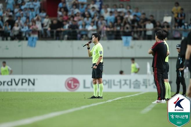 지난해 8월 VAR PA가 첫 시행되는 모습. 사진 | 한국프로축구연맹
