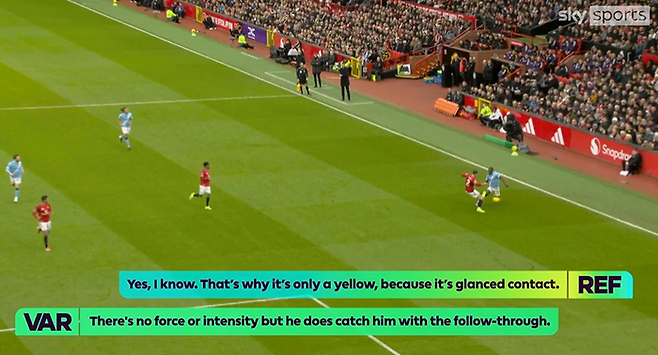 EPL에서 VAR 교신 대화하는 모습. 사진 | 스카이스포츠