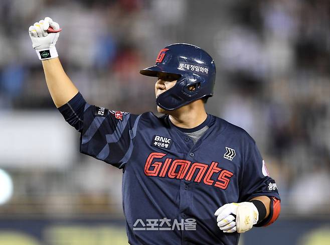 롯데 김민성이 2일 잠실구장에서 열린 2025 KBO리그 LG와 경기 9회초 1사 만루 상황에서 LG 유영찬을 상대로 2타점 적시타를 친 뒤 세리머니를 하고 있다. 잠실 | 박진업 기자 upandup@sportsseoul.com