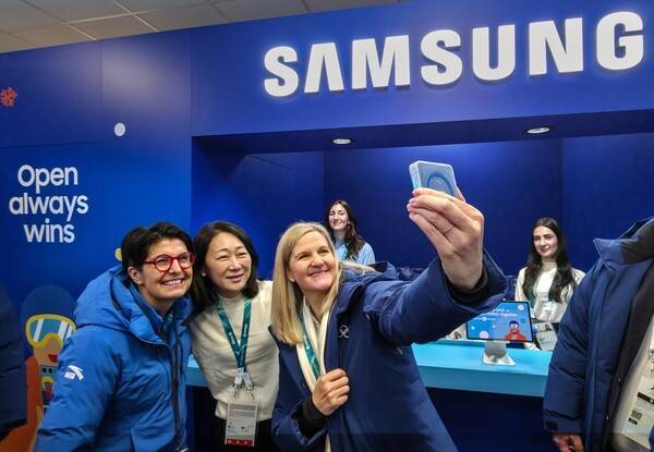 지난 2일 국제올림픽위원회(IOC) 커스티 코번트리 위원장이 2026 밀라노 코르티나 동계올림픽 선수촌 내에 마련된 삼성 체험관을 방문해 각국 선수들을 격려하고 소통하는 시간을 가졌다. (커스티 코번트리 IOC 위원장, 선수촌 내 삼성 체험관 방문). 사진=삼성전자