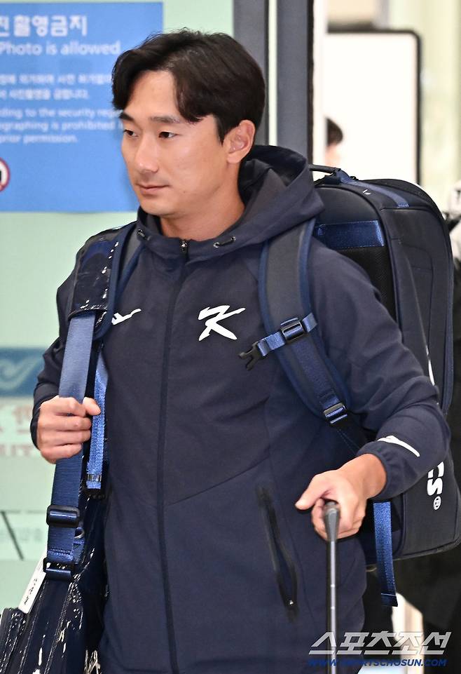 20일 오후 야구국가대표팀 선수들이 인천공항 제1터미널을 통해 귀국했다. 입국장을 나서고 있는 신민재. 인천공항=송정헌 기자songs@sportschosun.com/2026.01.20/