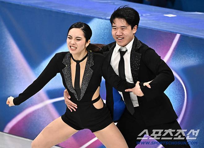 6일 이탈리아 밀라노 아이스스케이팅 아레나에서 열린 피겨 단체전 아이스댄스 경기. 연기를 펼치고 있는 임해나-권예. 밀라노(이탈리아)=송정헌 기자songs@sportschosun.com/2026.02.06/