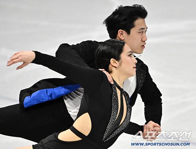 6일 이탈리아 밀라노 아이스스케이팅 아레나에서 열린 피겨 단체전 아이스댄스 경기. 연기를 펼치고 있는 임해나-권예. 밀라노(이탈리아)=송정헌 기자songs@sportschosun.com/2026.02.06/