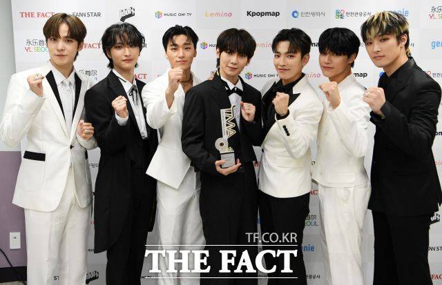 그룹 에이티즈 멤버 윤호 성화 산 여상 홍중 우영 종호 민기(왼쪽부터)가 6일 컴백한다. 사진은 2023년 인천남동체육관에서 열린 '2023 더팩트 뮤직 어워즈(TMA)'의 인터뷰에 앞서 포즈를 취하고 있는 모습. /더팩트 DB