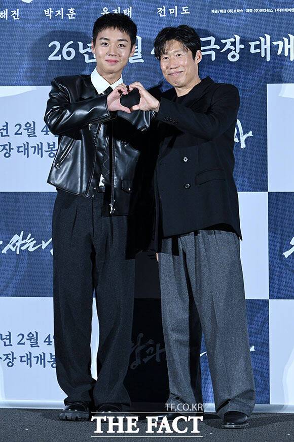 배우 박지훈(왼쪽)과 유해진이 호흡을 맞춘 영화 '왕과 사는 남자'가 이틀 연속 박스오피스 1위를 차지했다. /남용희 기자